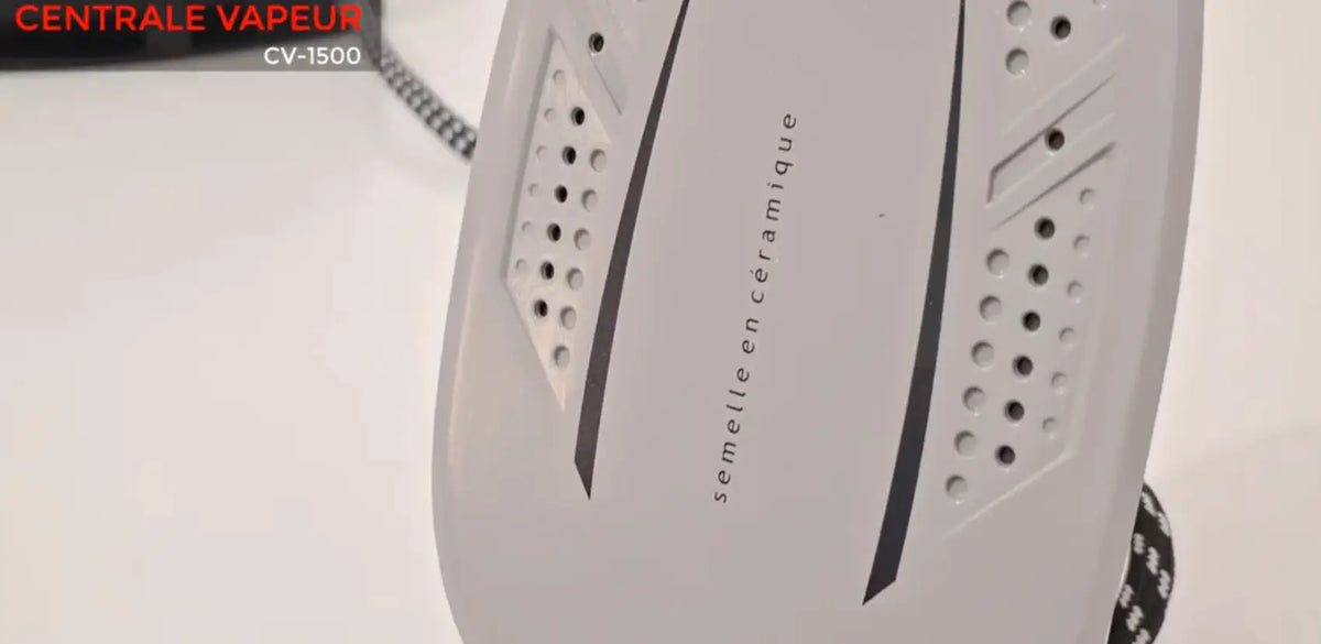 Centrale a vapeur 3000 watt avec fer à repasser en céramique blanc à lignes noires et perforations design