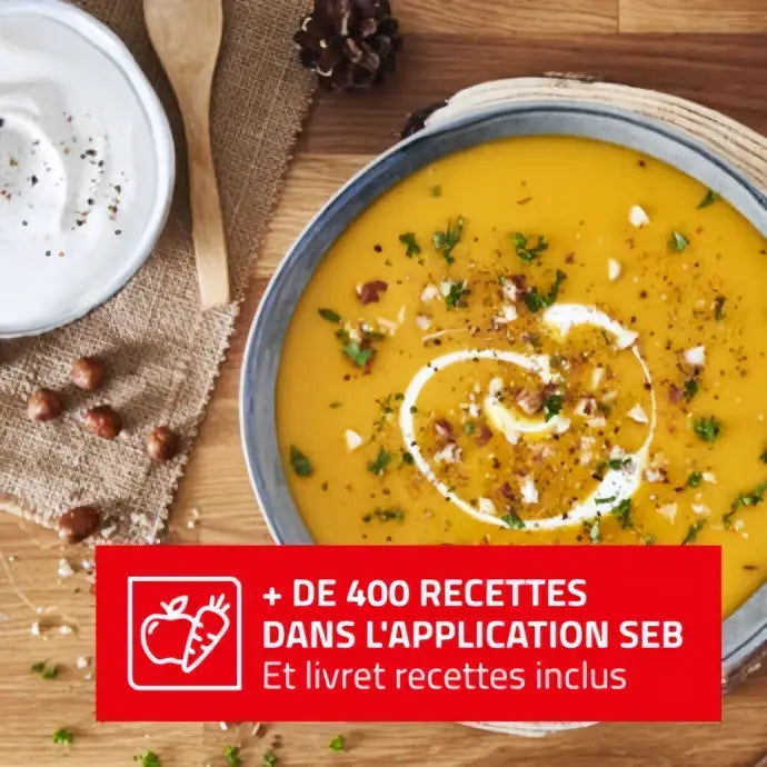 Une soupe de courge orange vif servie dans un bol en céramique bleu clipso minut eco 7,5 l avec garniture de crème et herbes