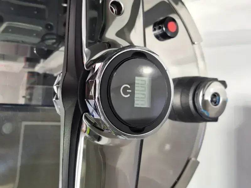 Groupe cafetière expresso cocotte clipso bbf chrome avec écran digital circulaire et lunette noire