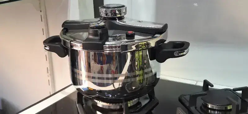 Cocotte clipso bbf en inox brillant avec poignées noires et bouton de couvercle à motif diamanté