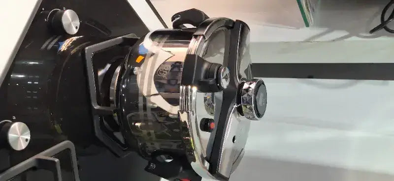 Reel de pêche cocotte clipso bbf finition chrome brillant avec accents noirs et boutons argentés