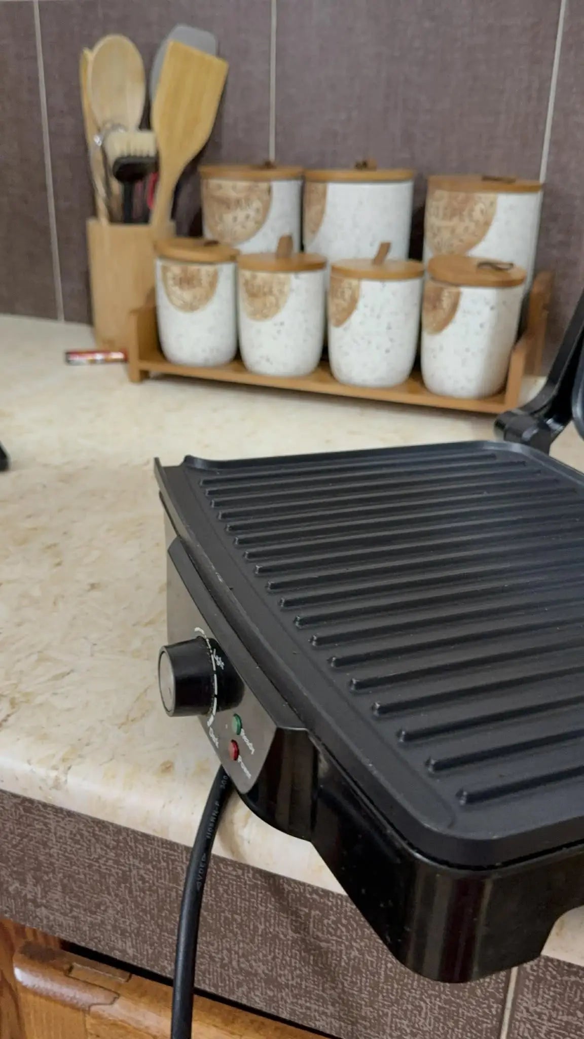 Grille électrique noire 2000 watt avec surface de cuisson nervurée et bouton de contrôle pour cuisson saine