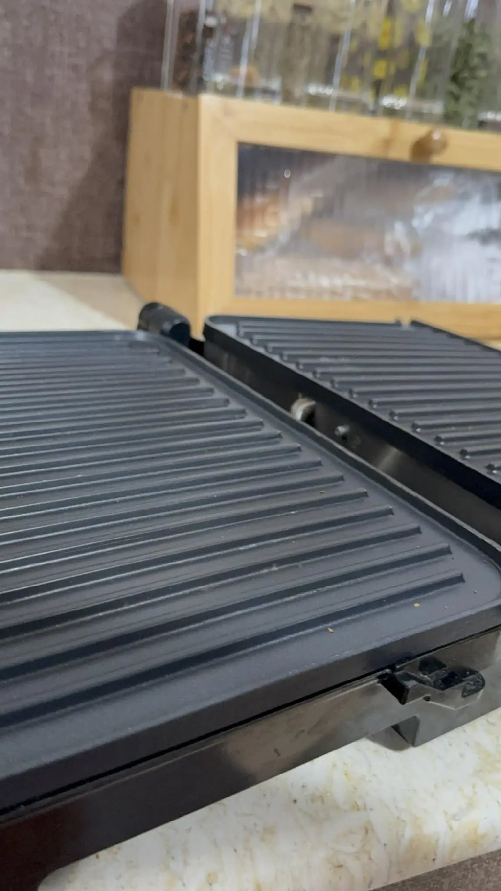 Grille électrique noire 2000 watt avec plaques de cuisson rainurées et design moderne robuste