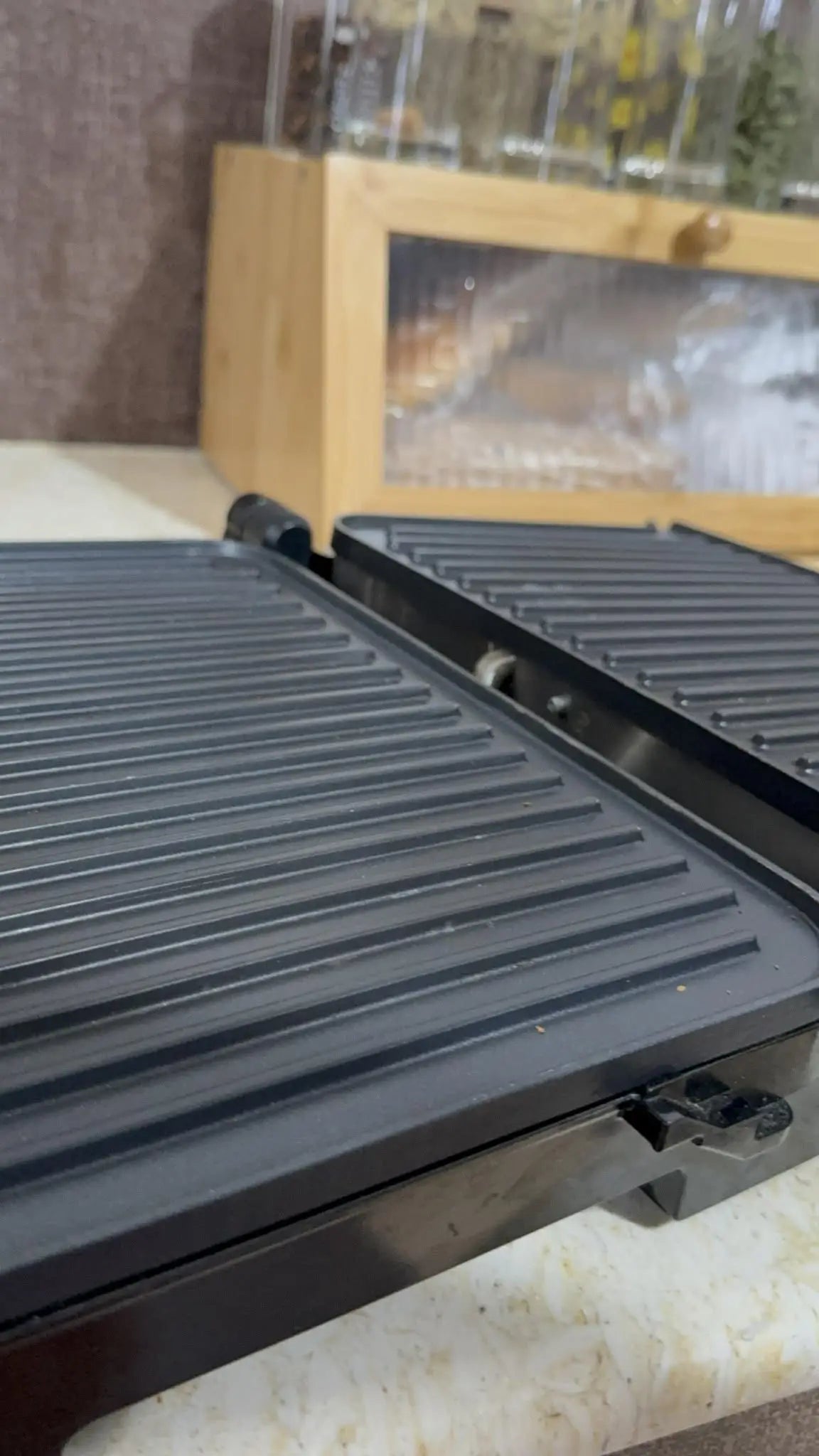Grille électrique noire 2000 watt avec plaques de cuisson rainurées et design moderne robuste
