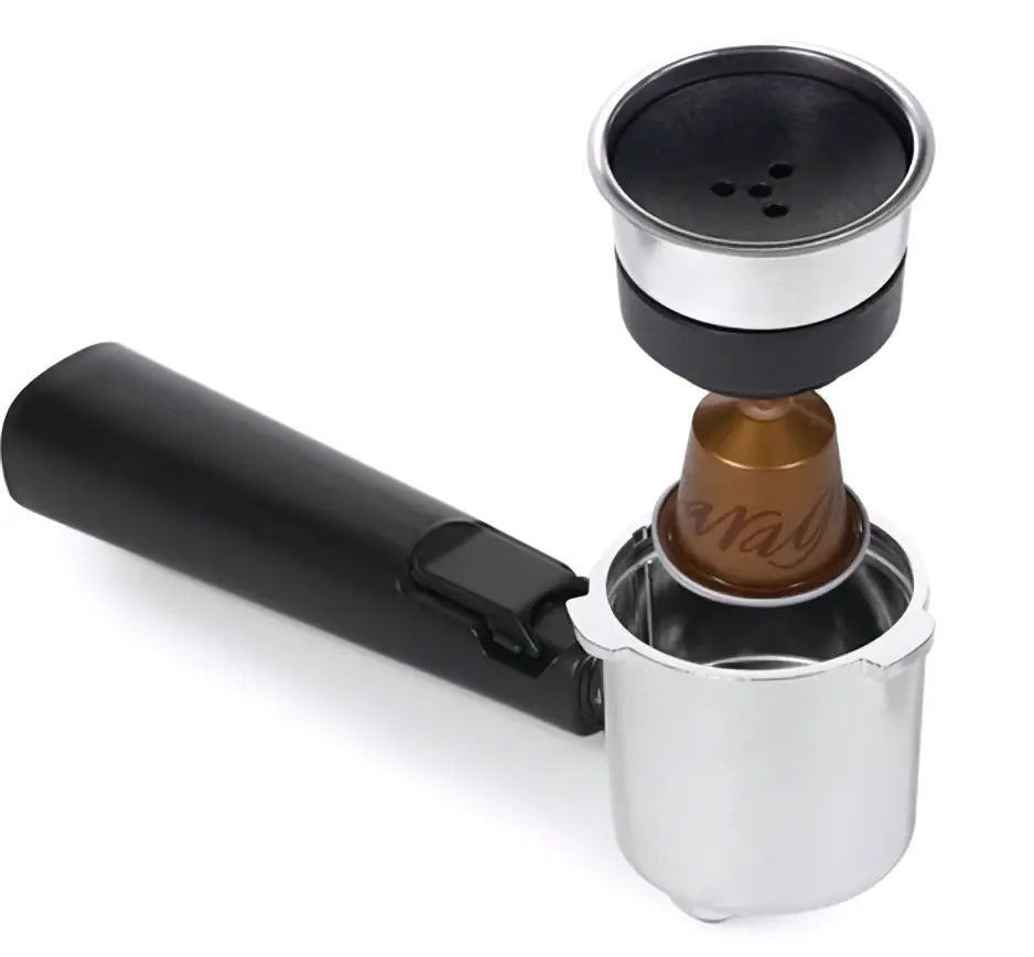 Machine à café 700 cobra espressouse argent et noir avec capsule nespresso dorée insérée dans le porte-filtre