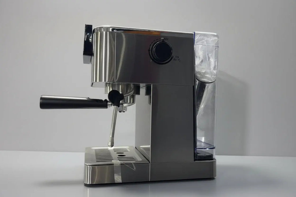 Machine à café espresso vittoria 20 bars en acier inoxydable avec accents noirs et réservoir d’eau transparent