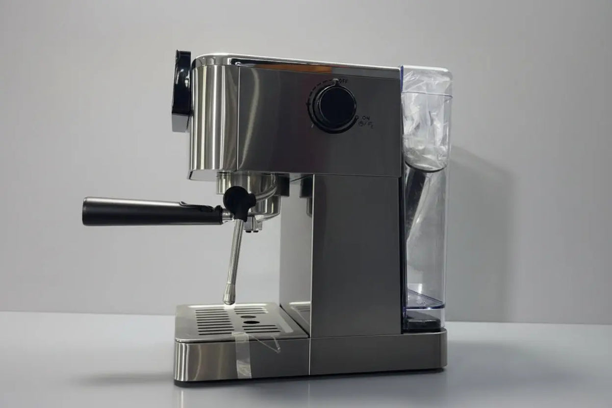 Machine à café espresso vittoria 20 bars en acier inoxydable avec accents noirs et réservoir d’eau transparent