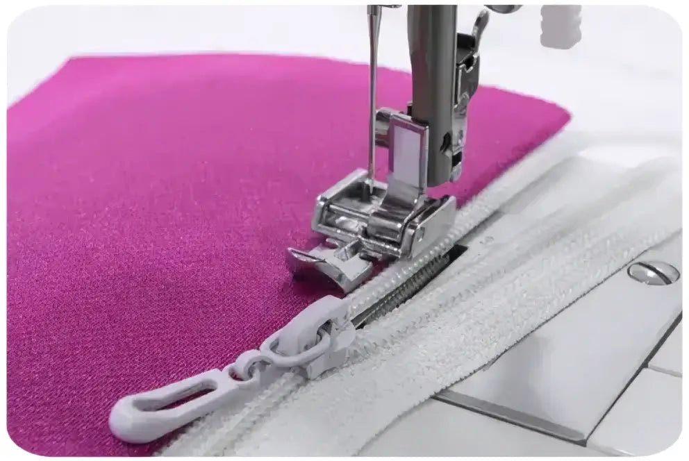 Machine à coudre 1340-v cousant une fermeture éclair blanche avec tirette plastique sur tissu rose vif