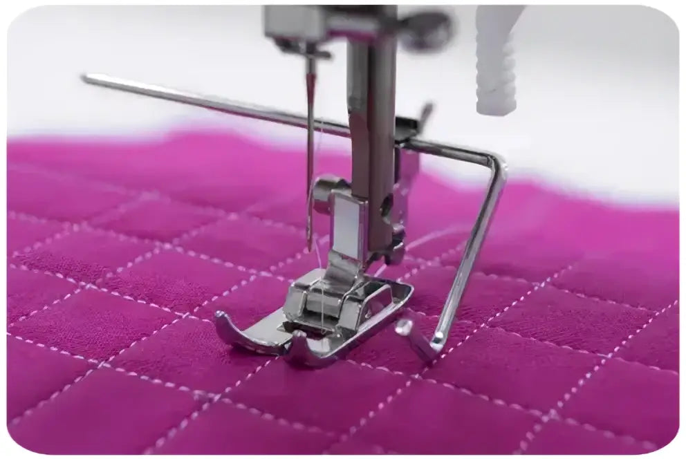 Pied presseur argenté de machine à coudre 1340-V sur tissu matelassé rose vif