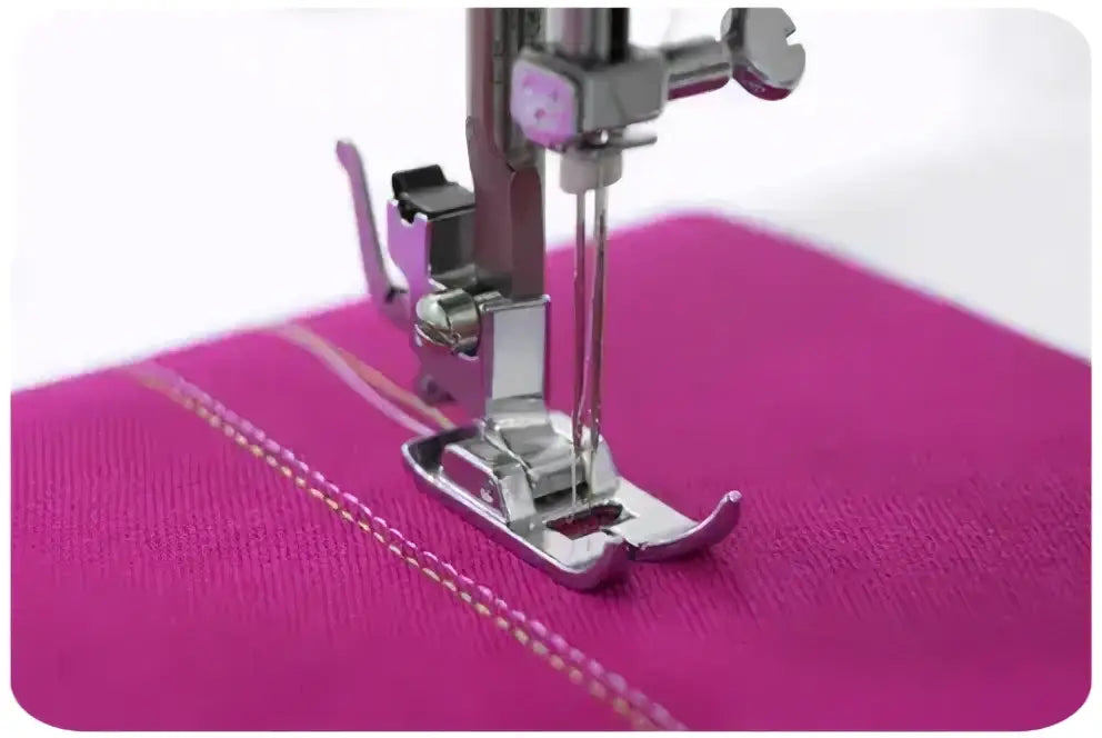 Machine a coudre 1340-v pied presseur métallique brillant avec tissu rose dessous