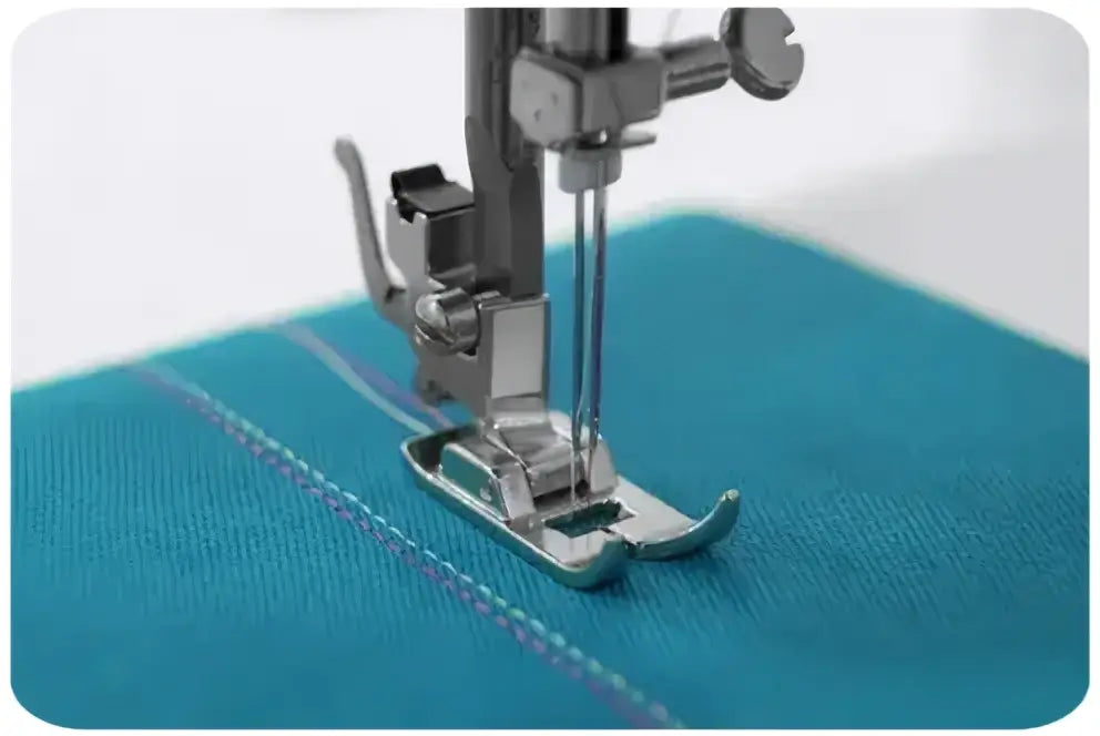 Presser foot métallique argenté pour machine à coudre 1740-v posé sur tissu teal vibrant
