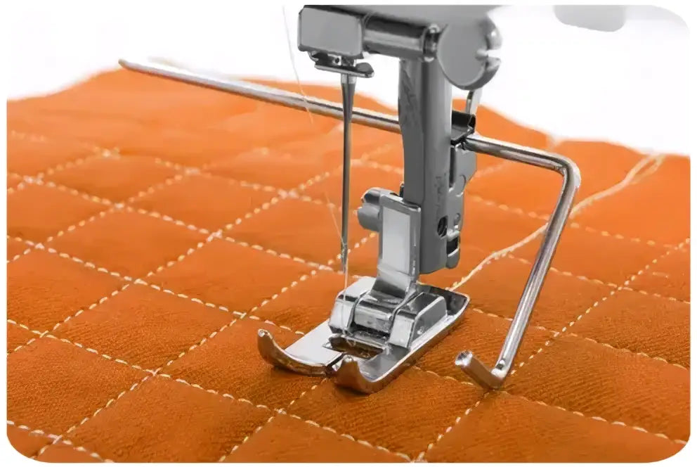 Presser foot en métal argenté avec design incurvé sur tissu matelassé orange pour machine à coudre 1930-V