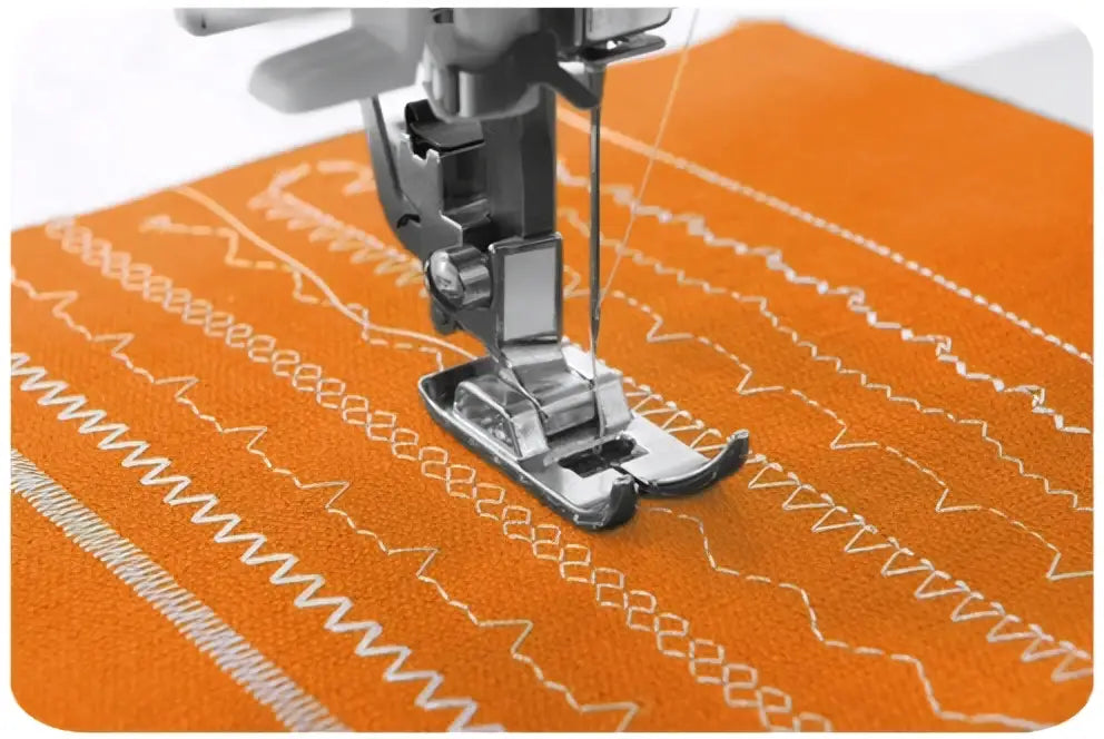 Presser foot argenté en métal pour machine à coudre 2120-V sur tissu orange avec motifs de point blanc