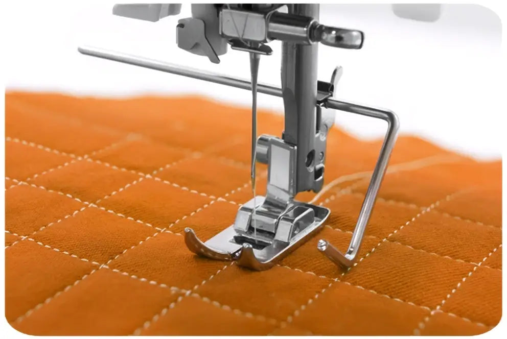 Pied presseur en métal argenté avec embout courbé et bras réglable pour machine à coudre 2120-v sur tissu orange matelassé