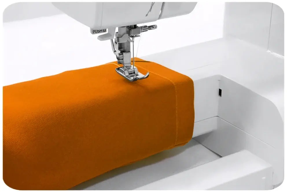 Machine a coudre 2120-v en action cousant un tissu orange avec une machine a coudre blanche