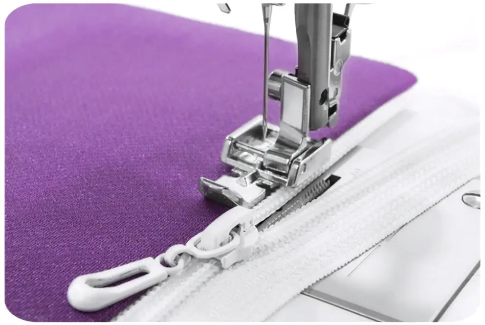 Une machine a coudre 2321-v coud une fermeture eclair blanche a tirette plastique sur tissu violet