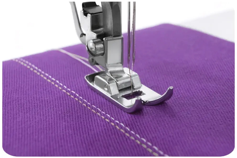 Pied presseur argenté de machine à coudre 2321-v cousant un tissu violet avec du fil blanc