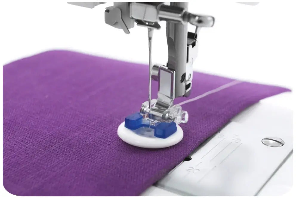 Une machine à coudre 2321-v avec pied presseur blanc et bleu sur tissu violet vibrant