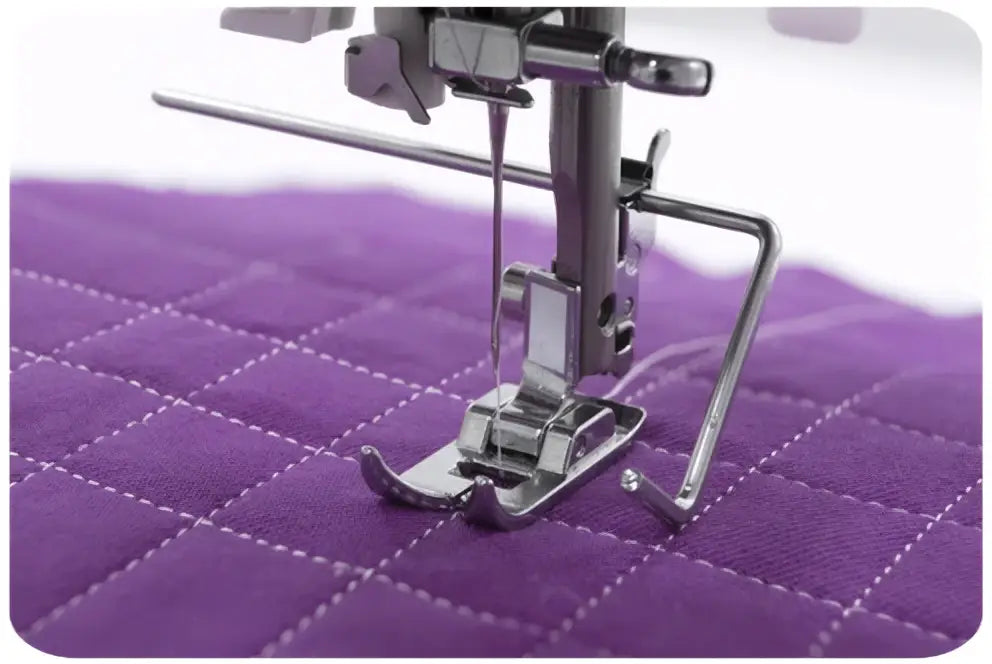 Pied presseur en métal argenté avec embout courbé et bras réglable sur tissu matelassé violet machine a coudre 2321-v