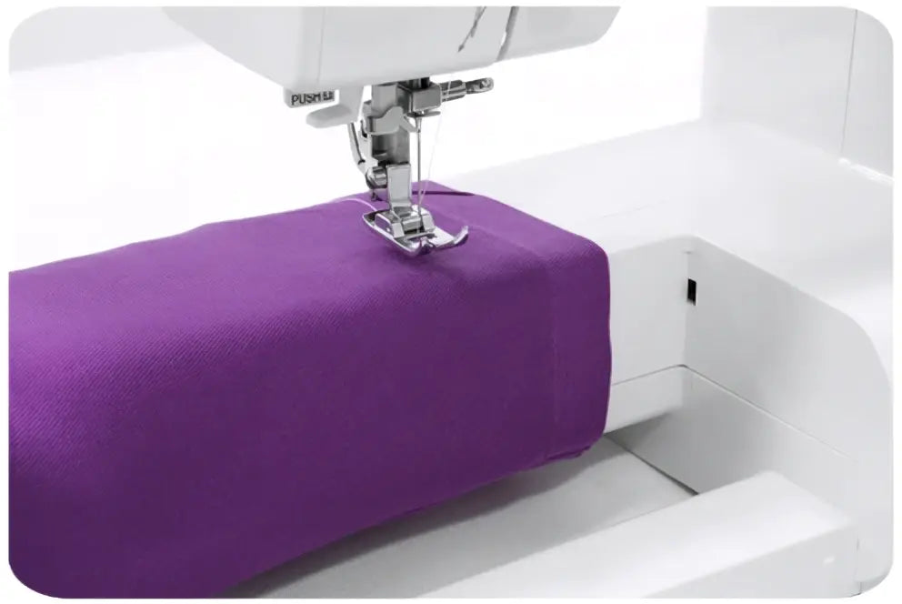 Machine à coudre 2321-v blanche en train de coudre un tissu violet pour projet de couture maison