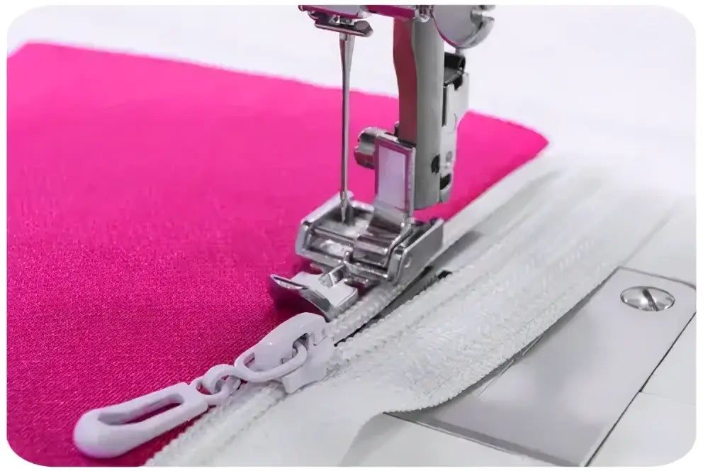 Une machine à coudre 3220-v coud une fermeture éclair blanche avec tirette plastique sur un tissu rose vif