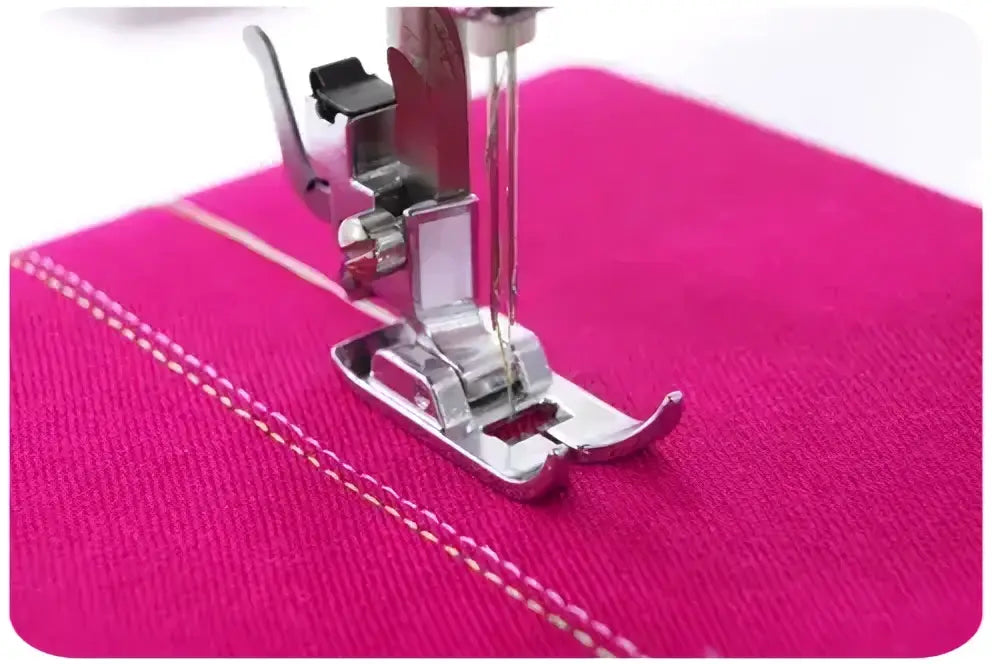 Presser foot métallique brillant de machine à coudre 3220-v au design courbé posé sur un tissu rose vif