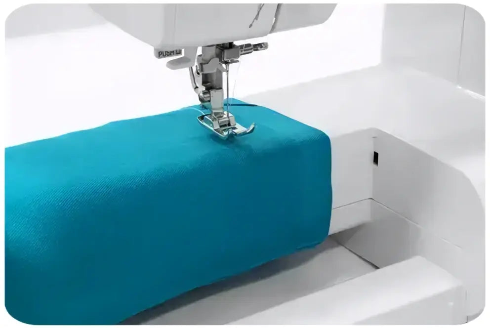 Machine à coudre 3221-v blanche en train de coudre un tissu teal avec précision
