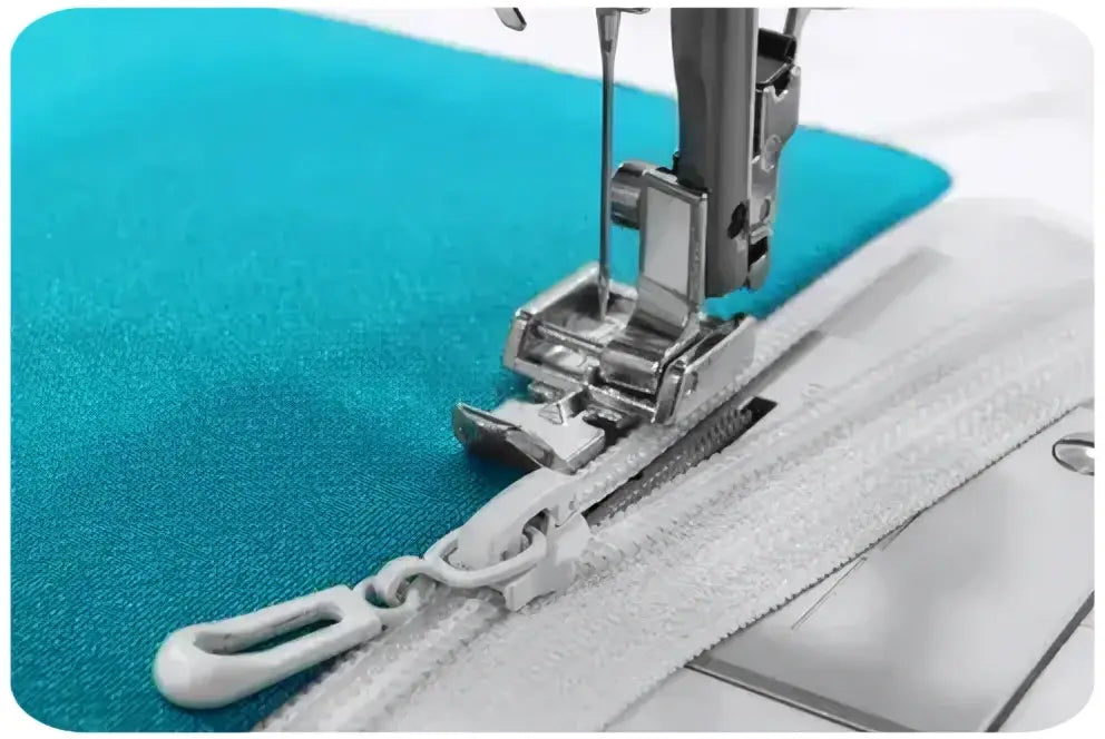 Pied presseur argenté de machine à coudre 3221-v guidant une fermeture éclair blanche sur tissu bleu sarcelle