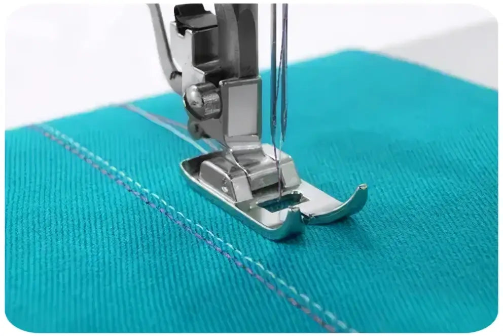 Machine à coudre 3221-V avec pieds presseur en métal argenté sur tissu teal vif pour couture précise