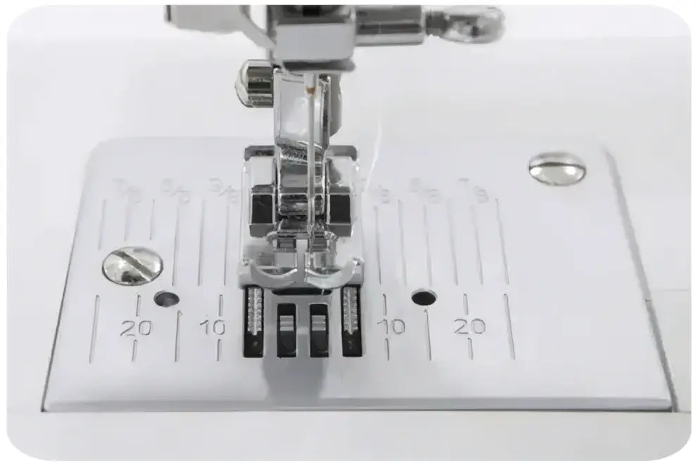 Presser foot blanc de machine à coudre 3221-v avec plaque aiguille métallique argentée et marquages noirs de longueur de point