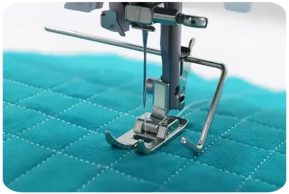 Presser foot en métal argenté au design courbé pour machine à coudre 3221-v sur tissu matelassé bleu sarcelle