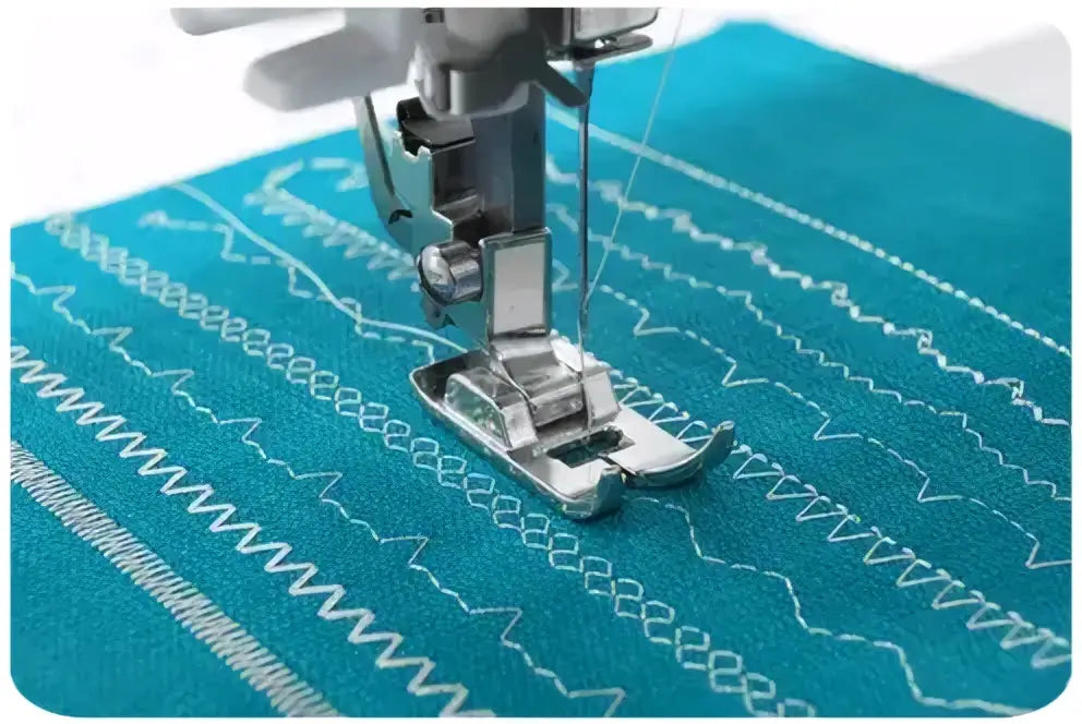Presser foot en métal argenté poli pour machine à coudre 3221-v posé sur tissu teal vibrant
