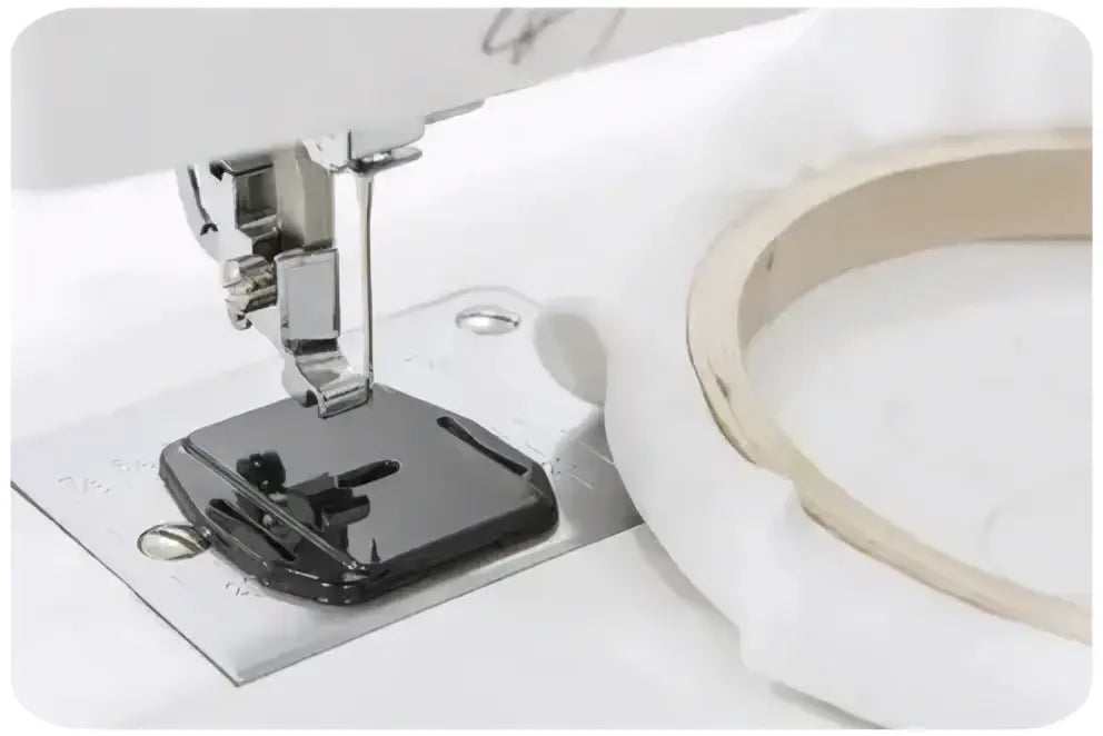 Machine à coudre 3230-v blanche avec pied presseur noir et composants métalliques pour couture précise
