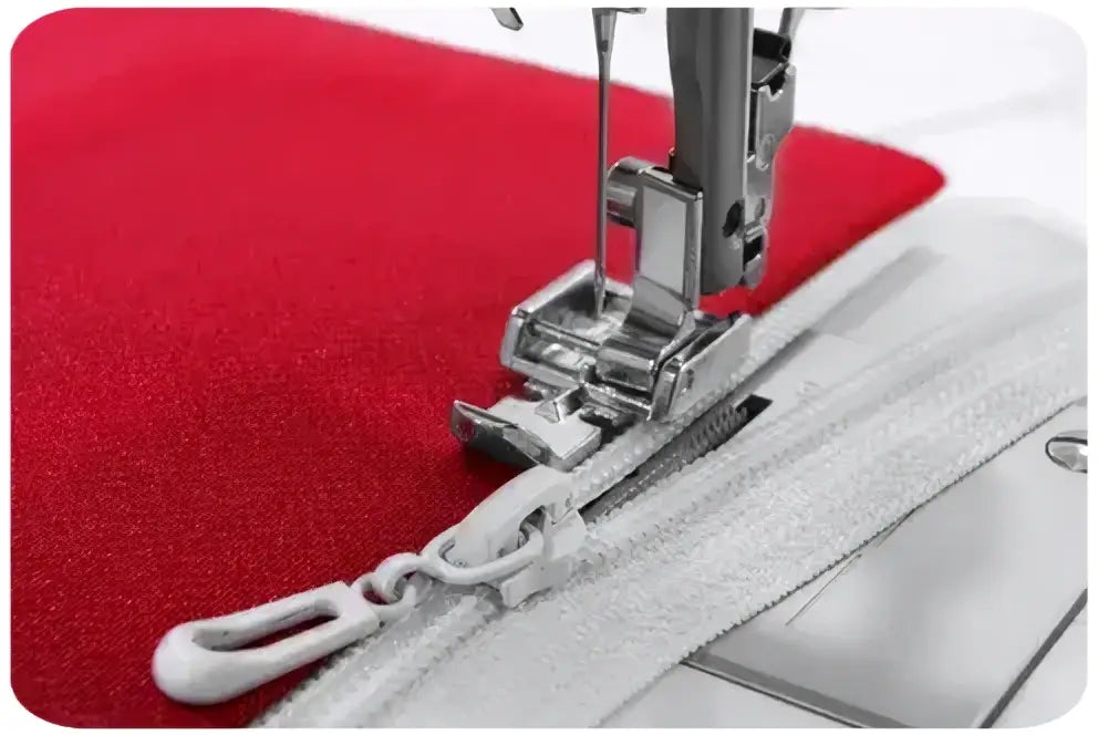 Machine à coudre 3230-v en action avec curseur blanc cousu sur tissu rouge sous le pied presseur