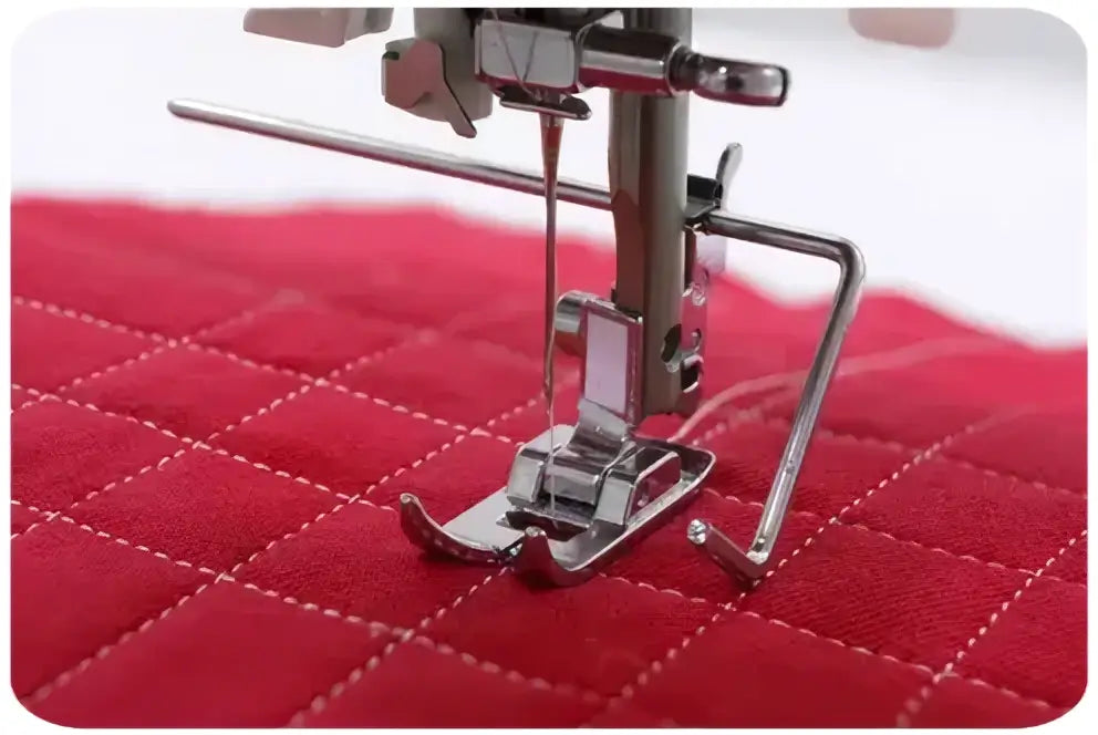 Pied presseur métallique brillant au design courbé pour machine à coudre 3230-V sur tissu matelassé rouge