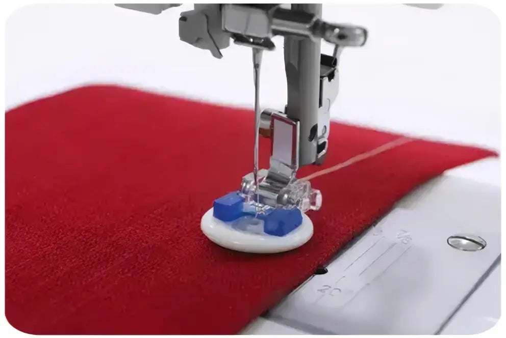 Presser foot bleu et transparent avec base blanche sur tissu rouge sous aiguille machine à coudre 3230-v
