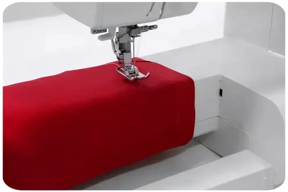 Machine a coudre 3230-v en action avec un tissu rouge vibrant sous l aiguille d une machine blanche