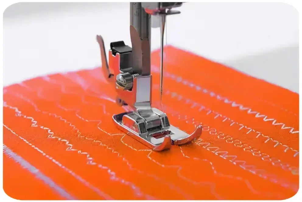 Presser foot argenté en métal pour machine à coudre 900-V sur tissu orange vif
