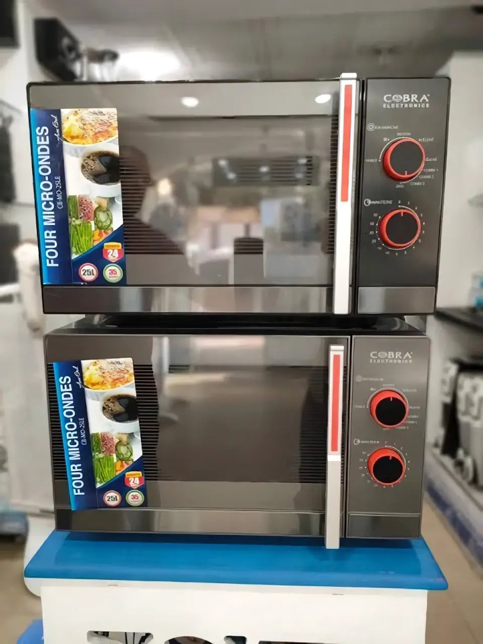 Micro-onde cobra noir avec boutons rouges et poignées argentées empilés verticalement pour usage cuisine
