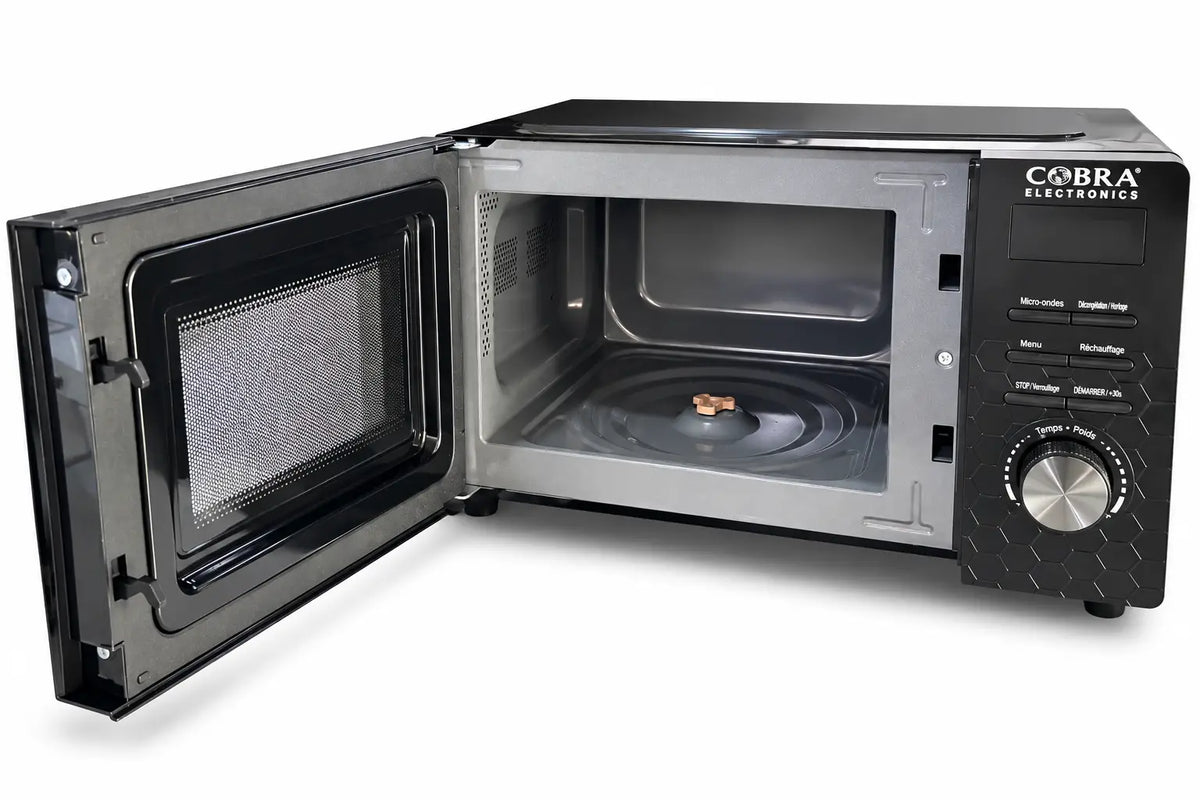 Micro-onde COSMO black cobra electronics avec intérieur argenté et panneau de contrôle à bouton rotatif métallique
