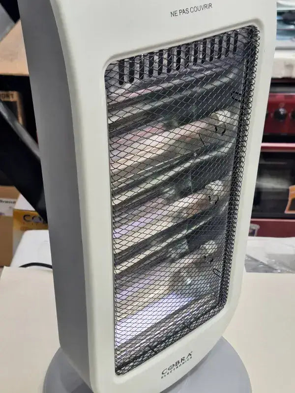 Chauffage électrique cobras 3030 blanc avec grille de sécurité noire en métal mesh couvrant les éléments chauffants