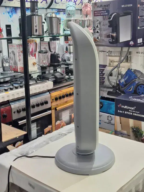 Lampe de bureau en plastique gris résistance cobra 3030 avec design incurvé et base circulaire pour éclairage électrique
