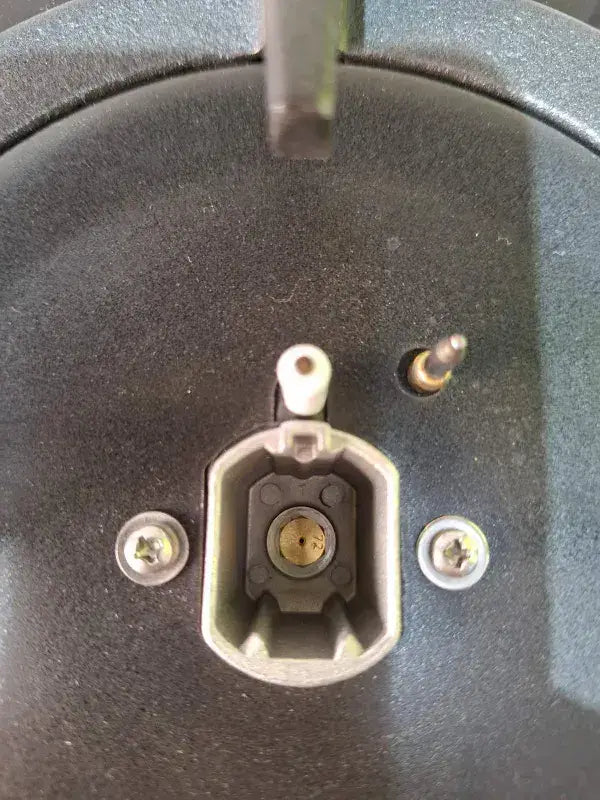 Couvercle noir en plastique pour autocuiseur avec valve centrale en métal et deux vis argentées table de cuisson 4f céramique