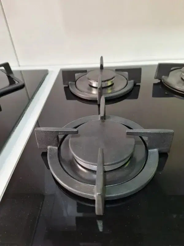 Table de cuisson 4f ceramique noir avec surface en verre et trois foyers en métal pour cuisson gaz