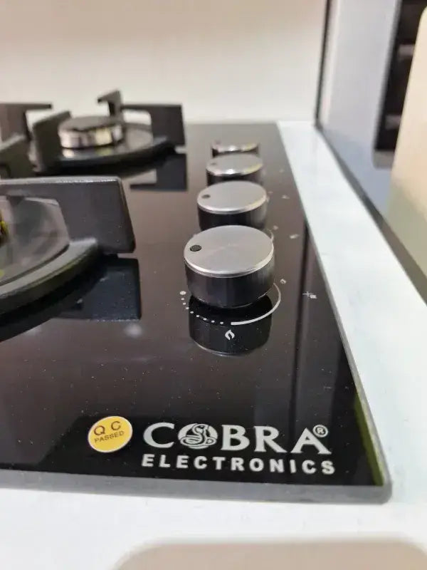 Table de cuisson 4f céramique avec surface vitrocéramique noire, boutons argentés et logo cobra electronics
