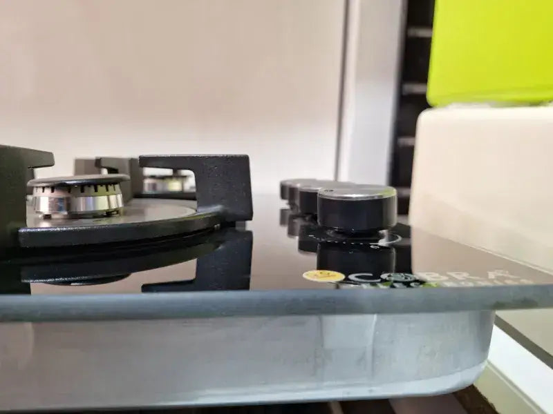 Table de cuisson 4f céramique noir avec plaque vitrocéramique et boutons de contrôle argentés