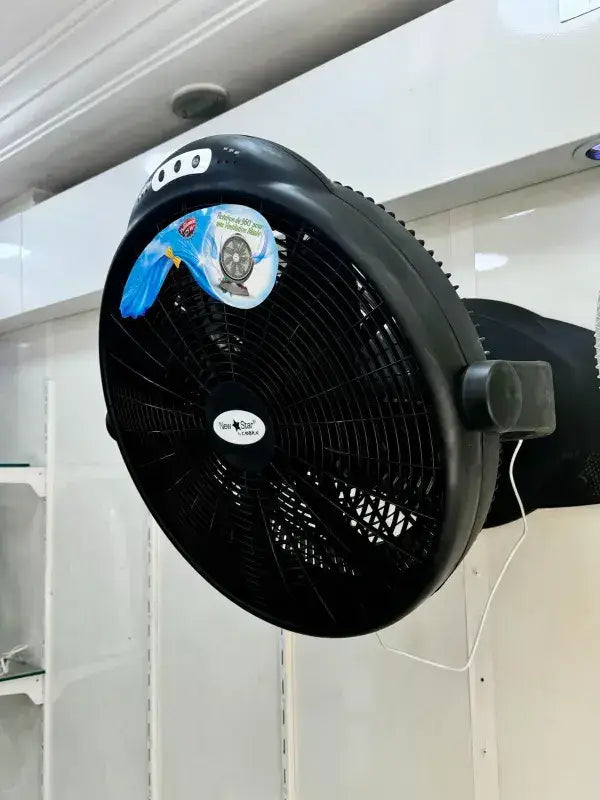 Ventilateur de sol noir avec design circulaire et grille de protection mural fixé au plafond