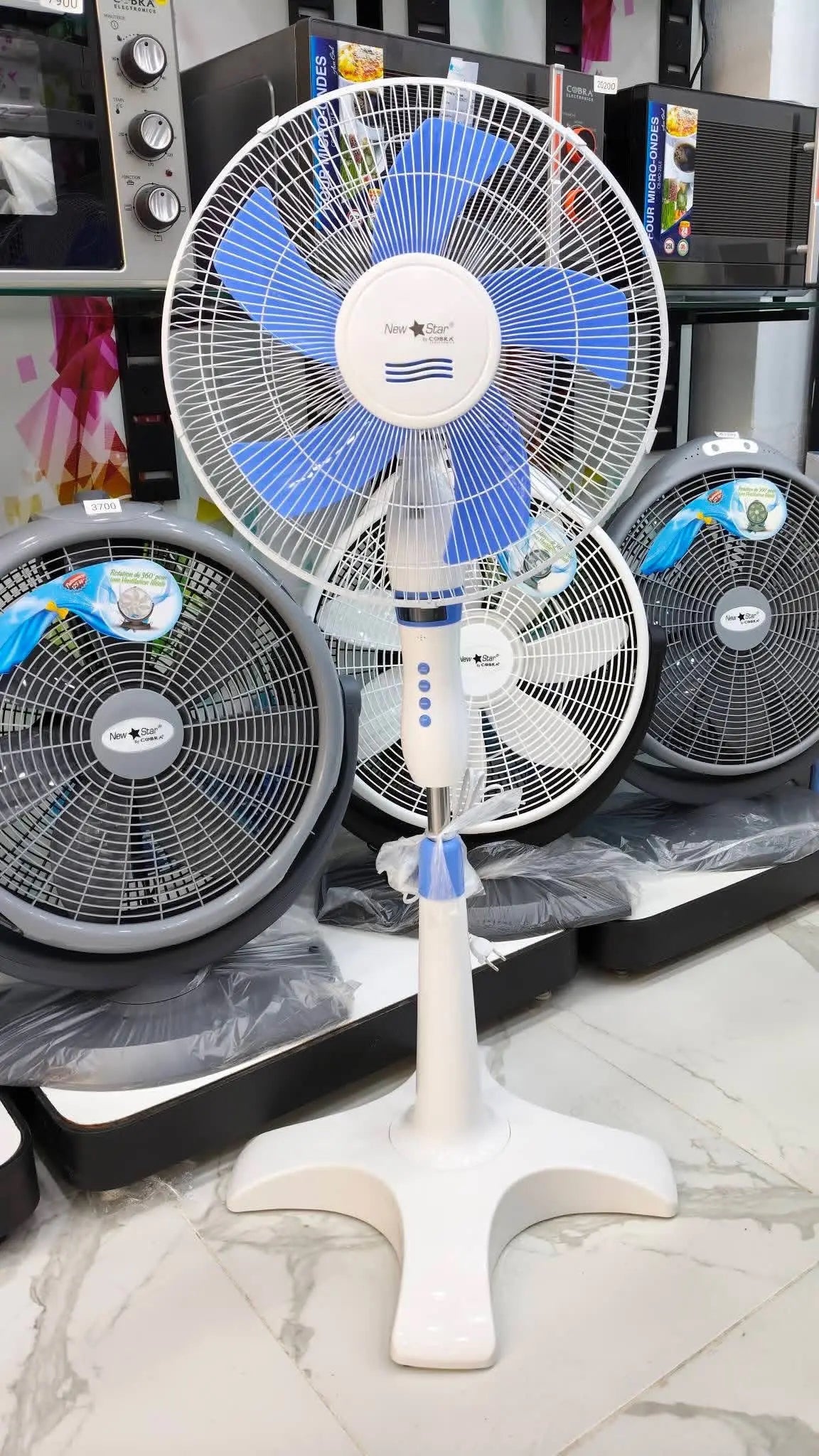 Ventilateur ns-1611 avec socle blanc, pales bleues et panneau de contrôle central à motifs ondulés